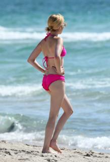 Emma Roberts feet photo thumbnail