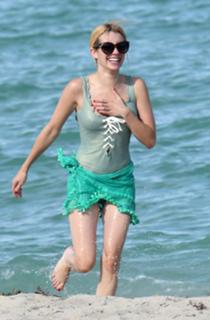 Emma Roberts feet photo thumbnail