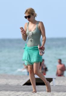 Emma Roberts feet photo thumbnail
