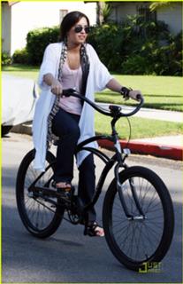 Demi Lovato feet photo thumbnail