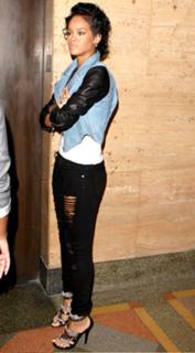 Rihanna feet photo thumbnail