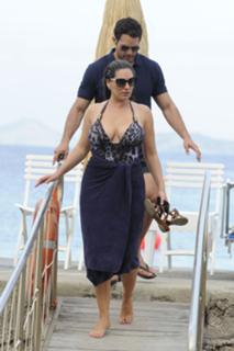 Kelly Brook feet photo thumbnail