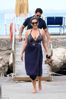 Kelly Brook feet photo thumbnail
