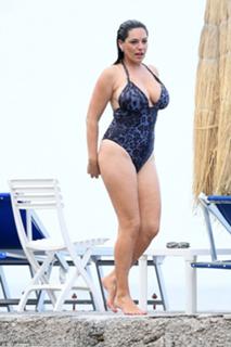 Kelly Brook feet photo thumbnail