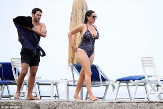 Kelly Brook feet photo thumbnail