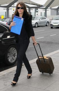 Elizabeth Hurley feet photo thumbnail