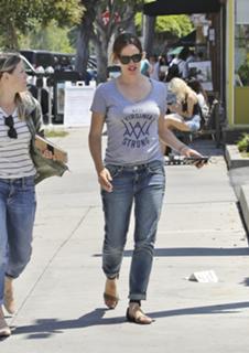 Jennifer Garner feet photo thumbnail