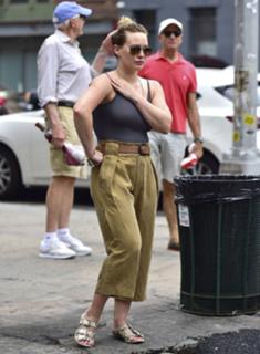 Hilary Duff feet photo thumbnail