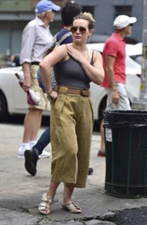 Hilary Duff feet photo thumbnail