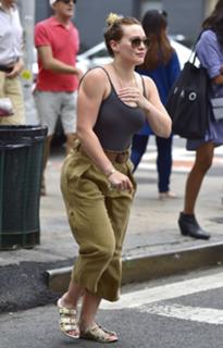 Hilary Duff feet photo thumbnail