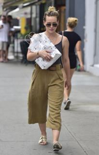 Hilary Duff feet photo thumbnail