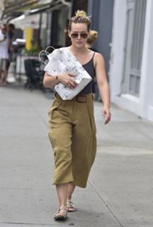 Hilary Duff feet photo thumbnail