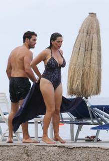 Kelly Brook feet photo thumbnail