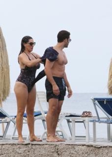 Kelly Brook feet photo thumbnail