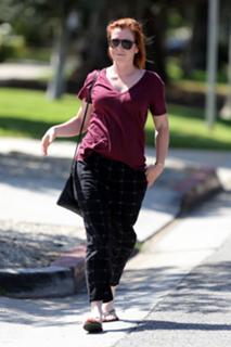 Alyson Hannigan feet photo thumbnail