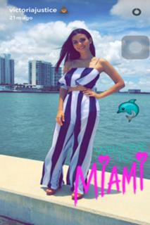 Victoria Justice feet photo thumbnail