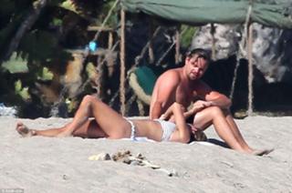 Nina Agdal feet photo thumbnail