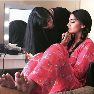 Sonam Kapoor feet photo thumbnail