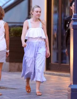 Dakota Fanning feet photo thumbnail