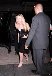 Dakota Fanning feet photo thumbnail