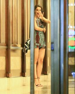Katie Holmes feet photo thumbnail