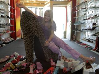 Hilary Duff feet photo thumbnail