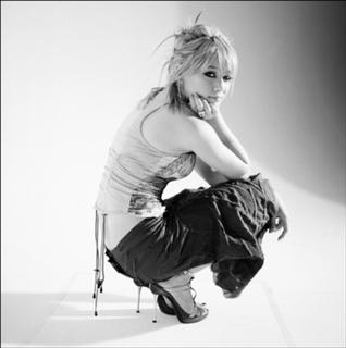 Hilary Duff feet photo thumbnail