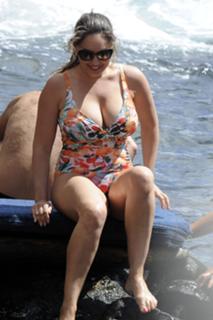 Kelly Brook feet photo thumbnail