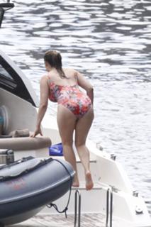 Kelly Brook feet photo thumbnail