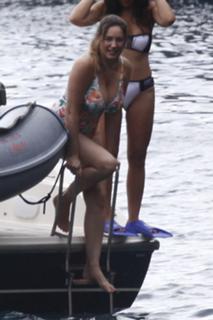 Kelly Brook feet photo thumbnail