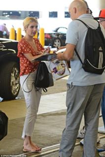 Emma Roberts feet photo thumbnail