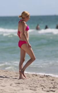 Emma Roberts feet photo thumbnail