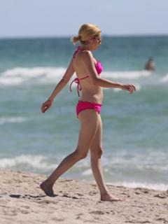 Emma Roberts feet photo thumbnail