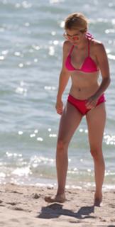 Emma Roberts feet photo thumbnail