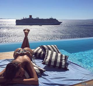 Valentina Vignali feet photo thumbnail