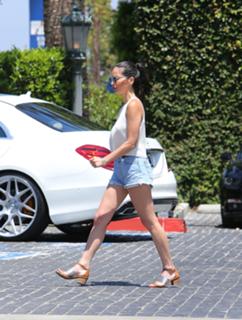 Olivia Munn feet photo thumbnail