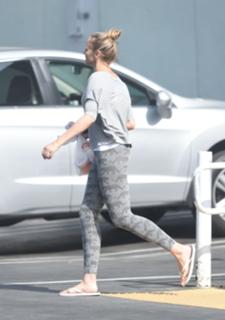 Cameron Diaz feet photo thumbnail