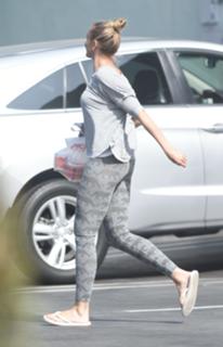 Cameron Diaz feet photo thumbnail