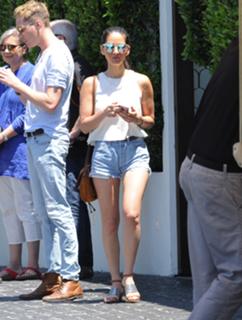 Olivia Munn feet photo thumbnail