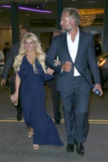 Jessica Simpson feet photo thumbnail