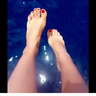 Jessica Alba feet photo thumbnail