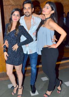 Mouni Roy feet photo thumbnail
