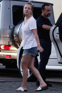 Kaley Cuoco feet photo thumbnail