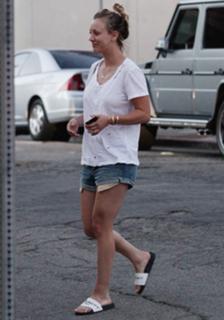 Kaley Cuoco feet photo thumbnail