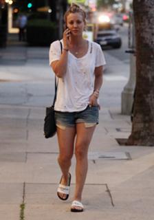 Kaley Cuoco feet photo thumbnail