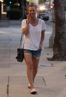 Kaley Cuoco feet photo thumbnail