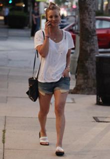 Kaley Cuoco feet photo thumbnail