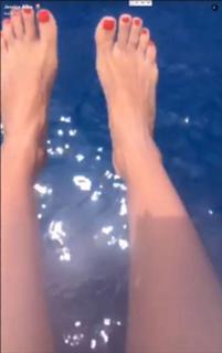 Jessica Alba feet photo thumbnail