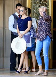 Reese Witherspoon feet photo thumbnail