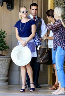 Reese Witherspoon feet photo thumbnail